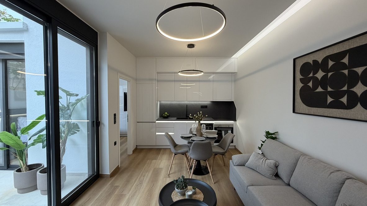 Metro hattında eşyalı daire — G1 · salon — bahçeye açılan cam kapılar