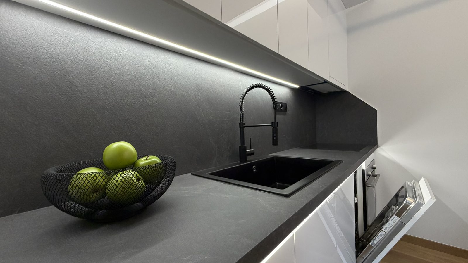 Metro hattında eşyalı daire — G1 · mutfak tezgâhı