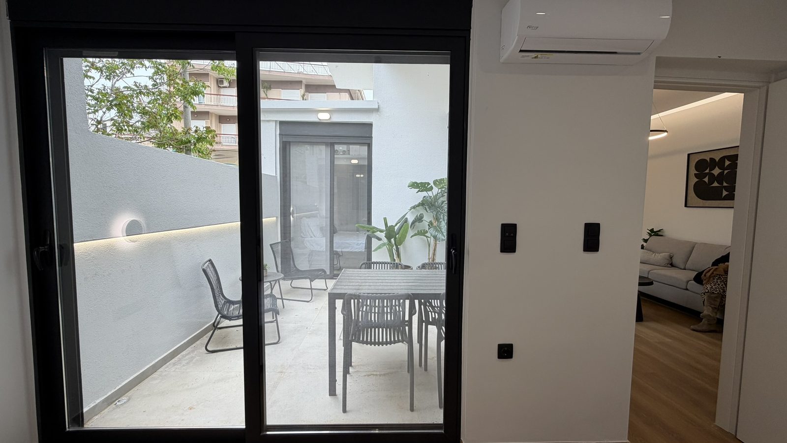 Metro hattında eşyalı daire — G1 · yatak odasından bahçe