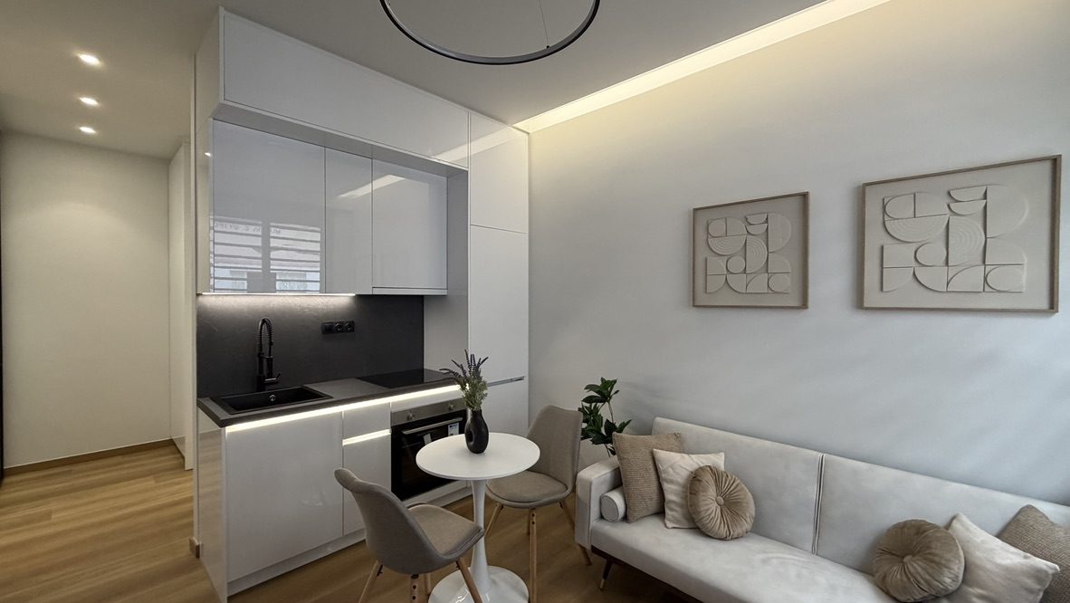 Metro hattında eşyalı daire — G2 · salon ve mutfak (satışta)